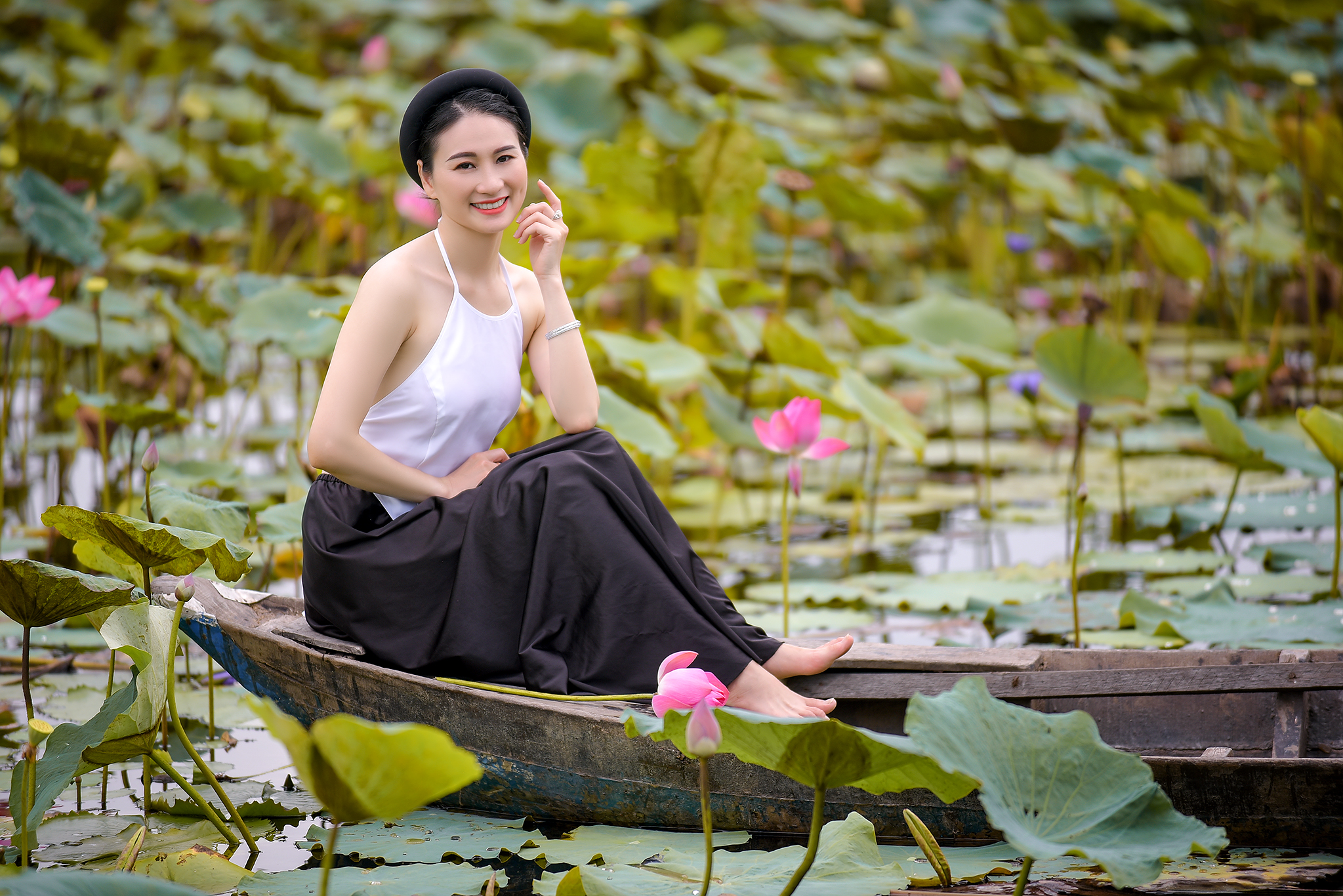 Áo yếm hoa sen là một trong những trang phục truyền thống nổi tiếng của Việt Nam. Với họa tiết hoa sen tinh tế, chiếc áo yếm này sẽ khiến bạn trông rất duyên dáng và thanh lịch. Bạn có thể kết hợp áo yếm hoa sen với các phụ kiện để có một set đồ trang trọng và ấn tượng.