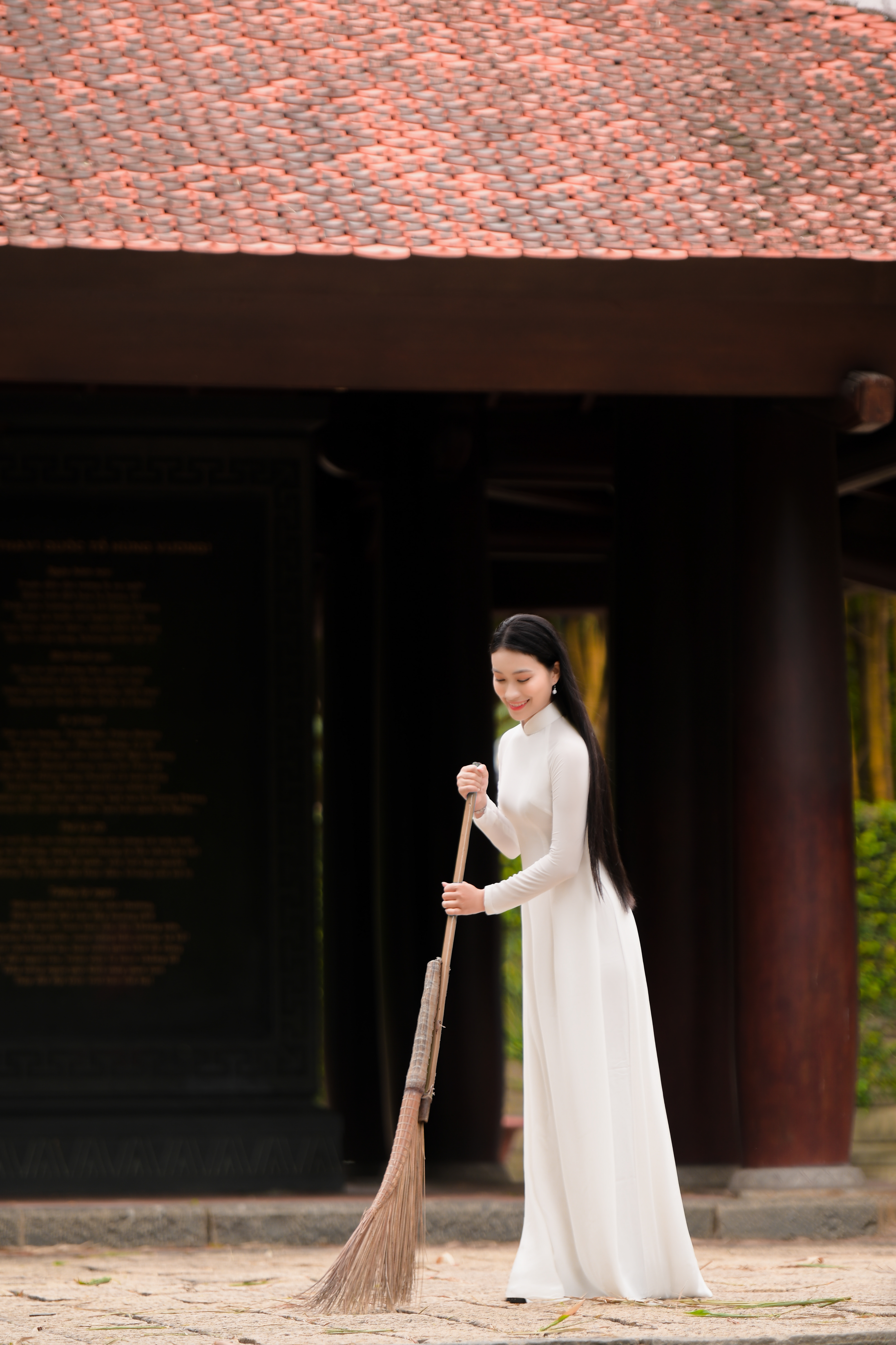 Đền Hùng và áo dài là một nét đẹp văn hóa truyền thống của Việt Nam.