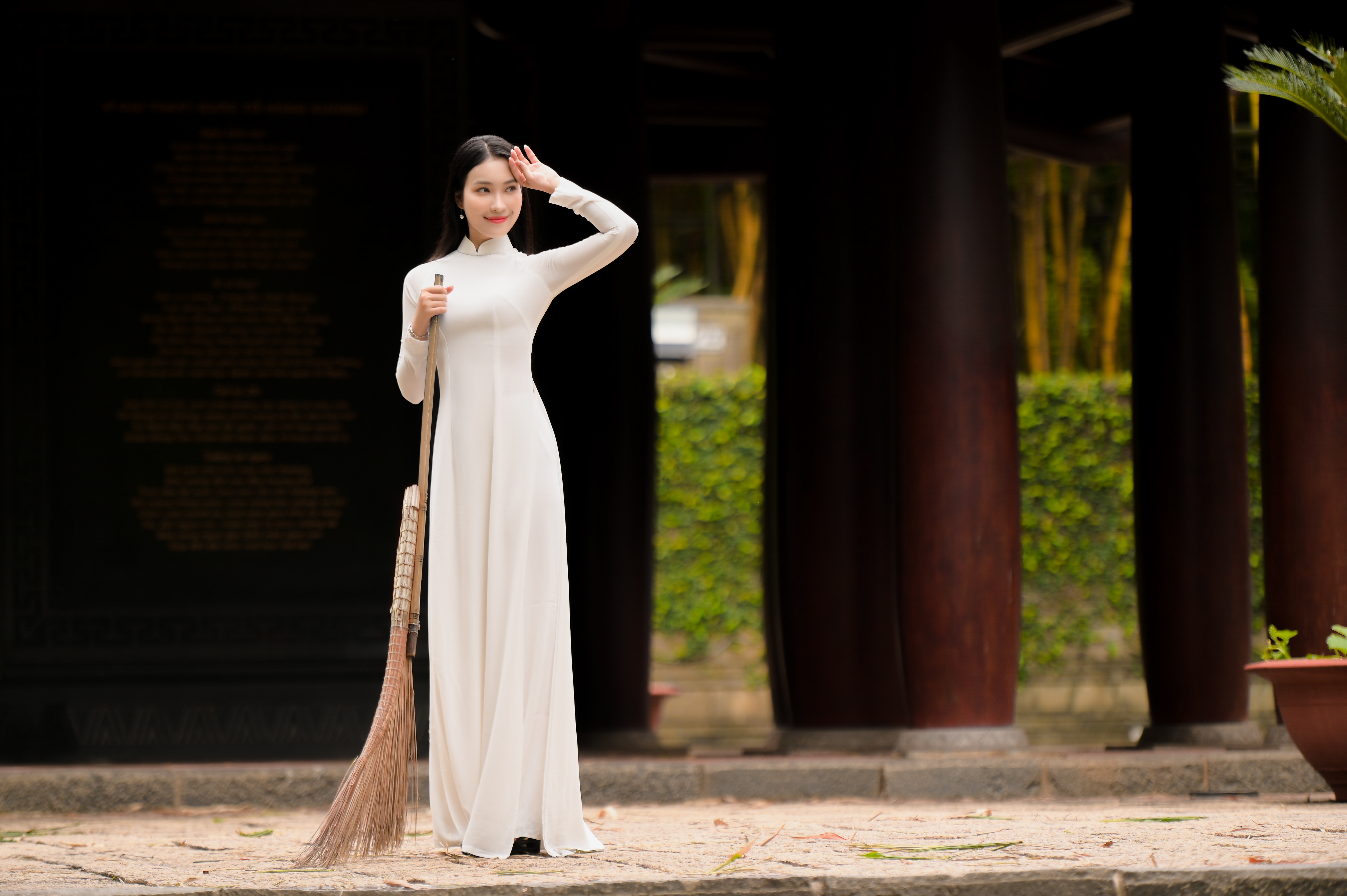 Áo dài là một biểu tượng của văn hóa Việt Nam.