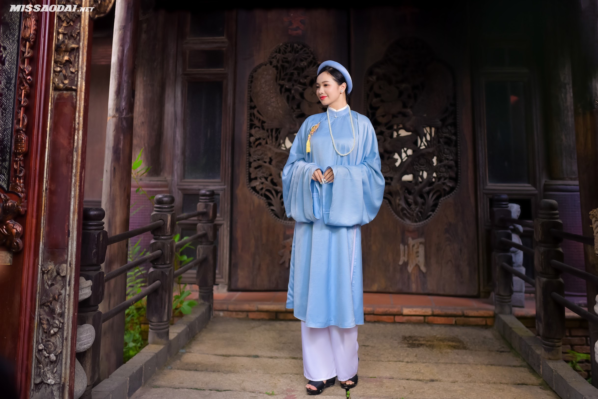 Hình ảnh một cô gái mặc cổ phục Việt Nam chụp ảnh về y học cổ truyền