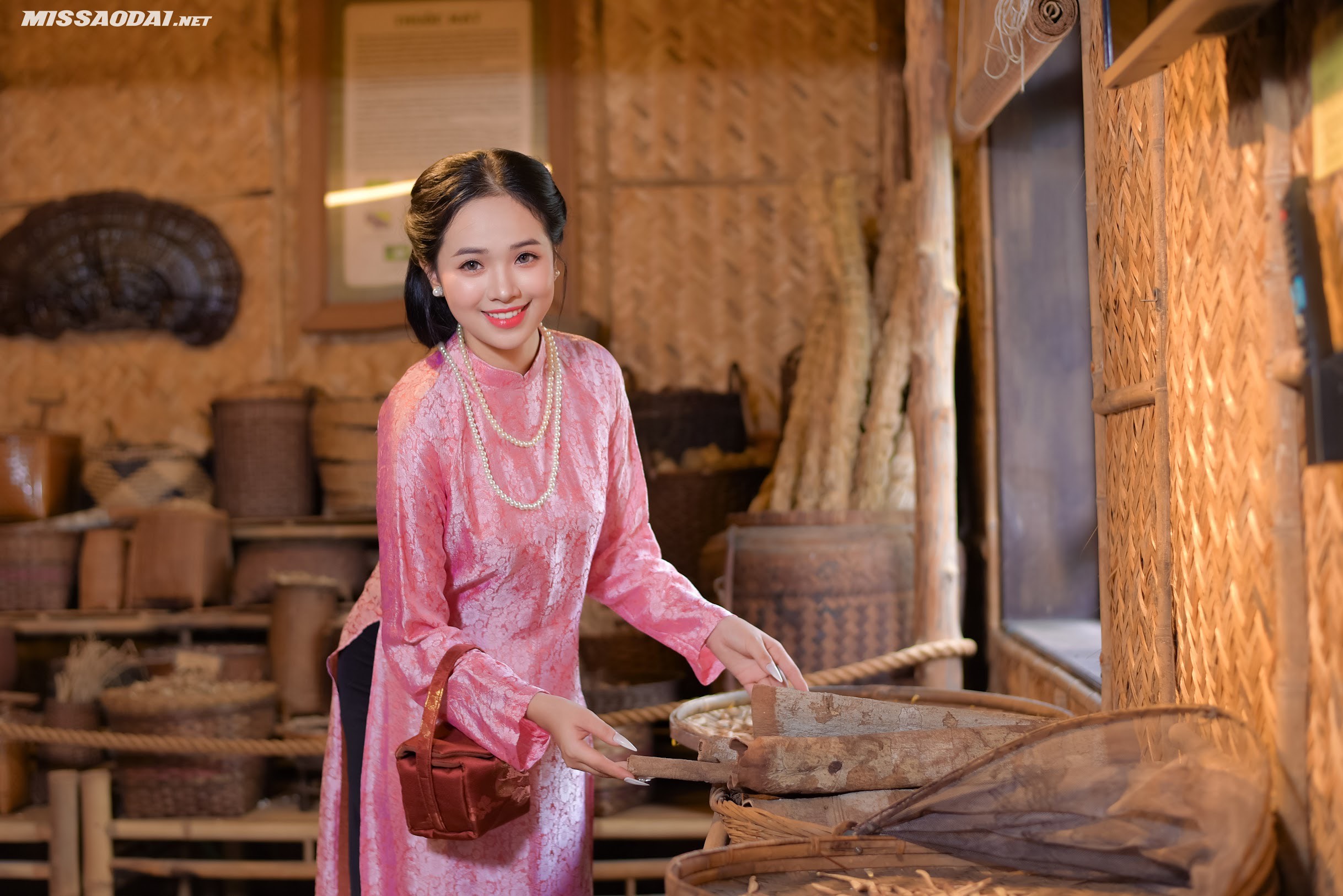 Hình ảnh một cô gái mặc áo dài truyền thống chụp ảnh bên những bình thuốc cổ xưa