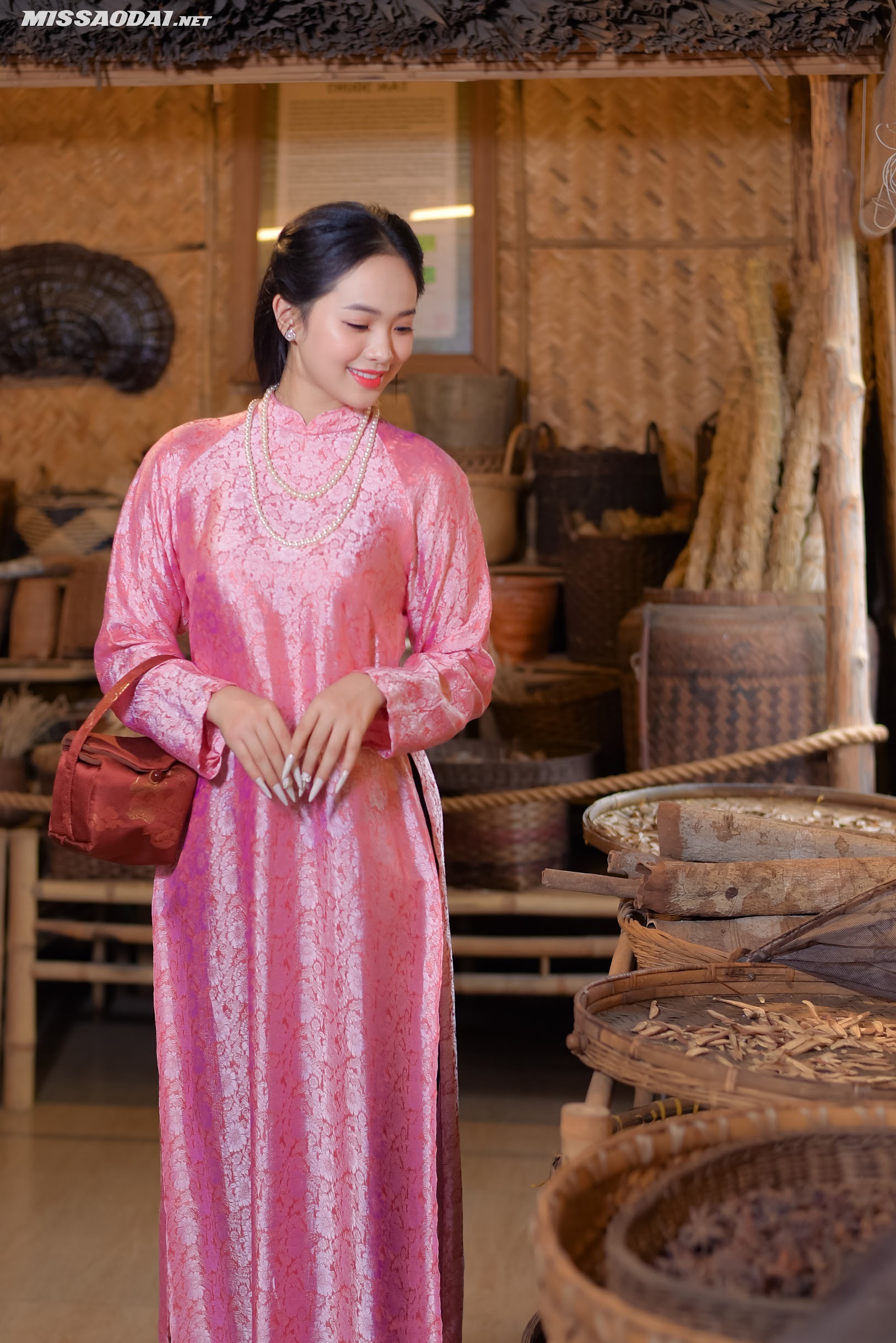 Hình ảnh một cô gái mặc áo dài truyền thống chụp ảnh bên những bình thuốc cổ xưa